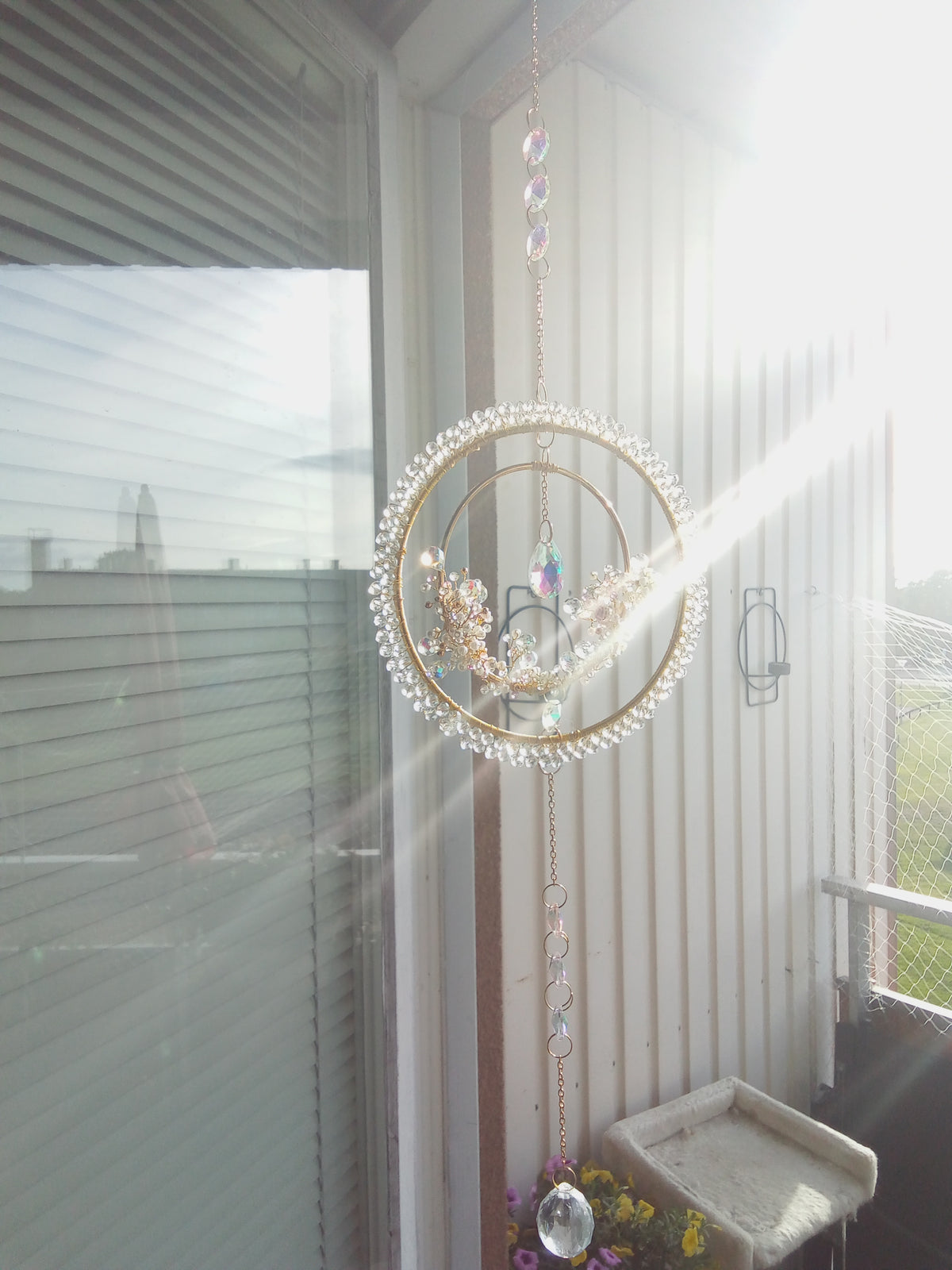 Handgjord Suncatcher – Dubbla Guldcirklar med Iriserande Kristaller