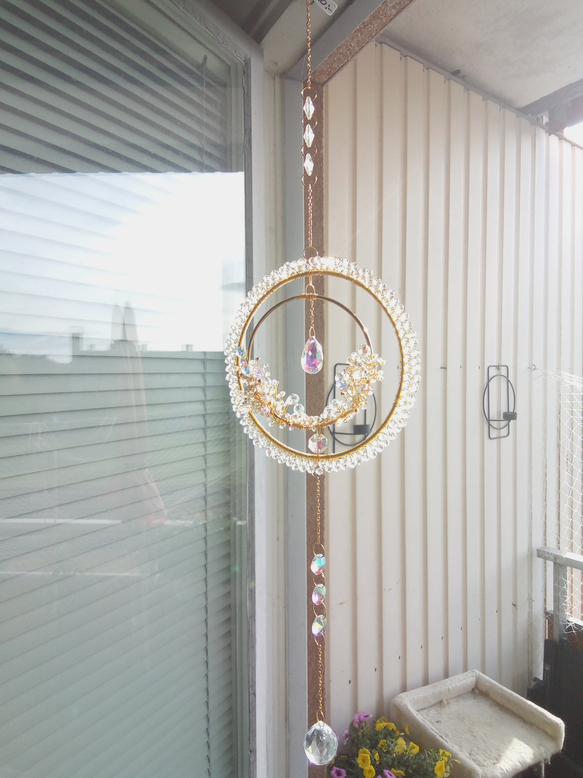 Handgjord Suncatcher – Dubbla Guldcirklar med Iriserande Kristaller
