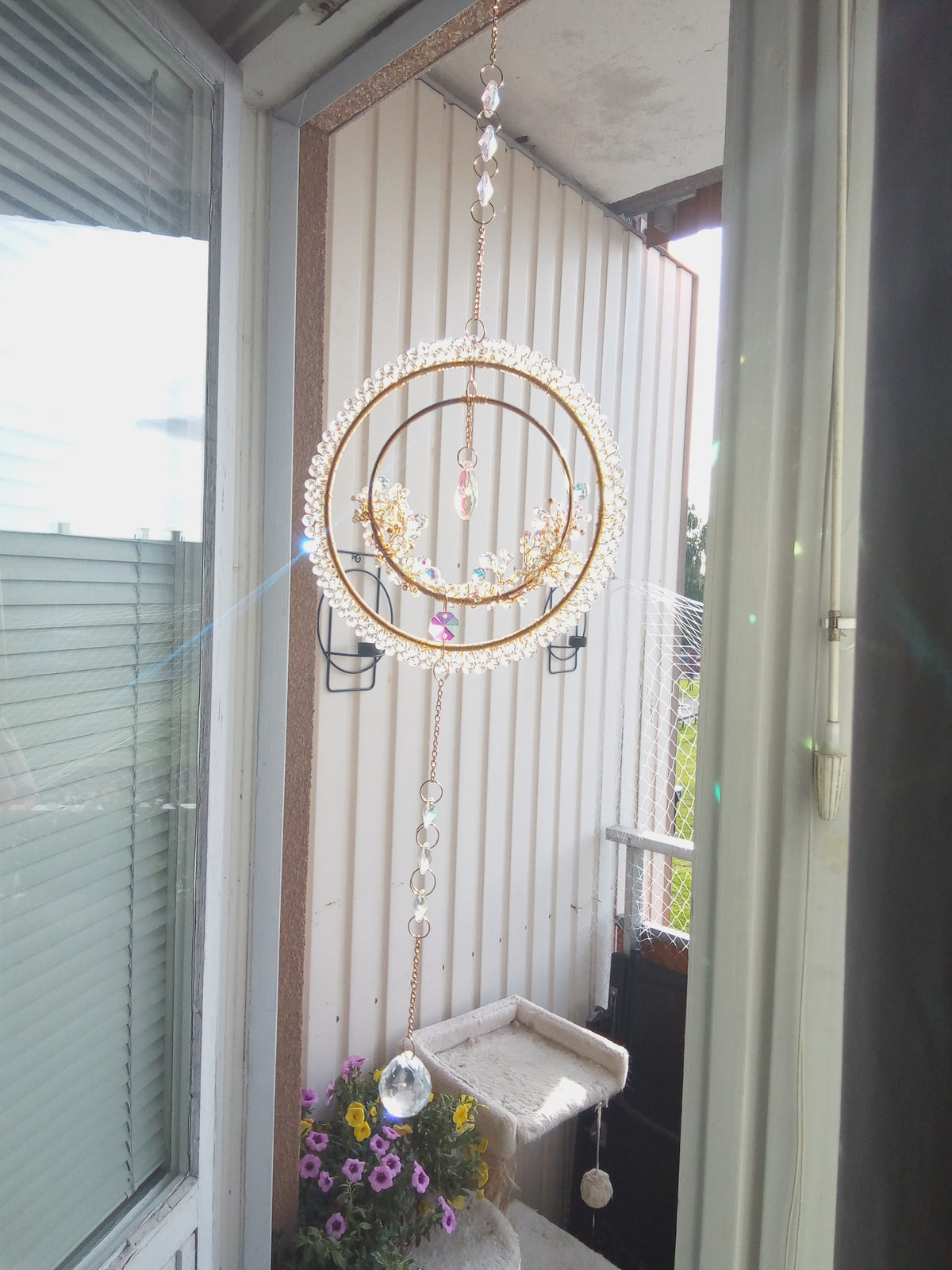 Handgjord Suncatcher – Dubbla Guldcirklar med Iriserande Kristaller