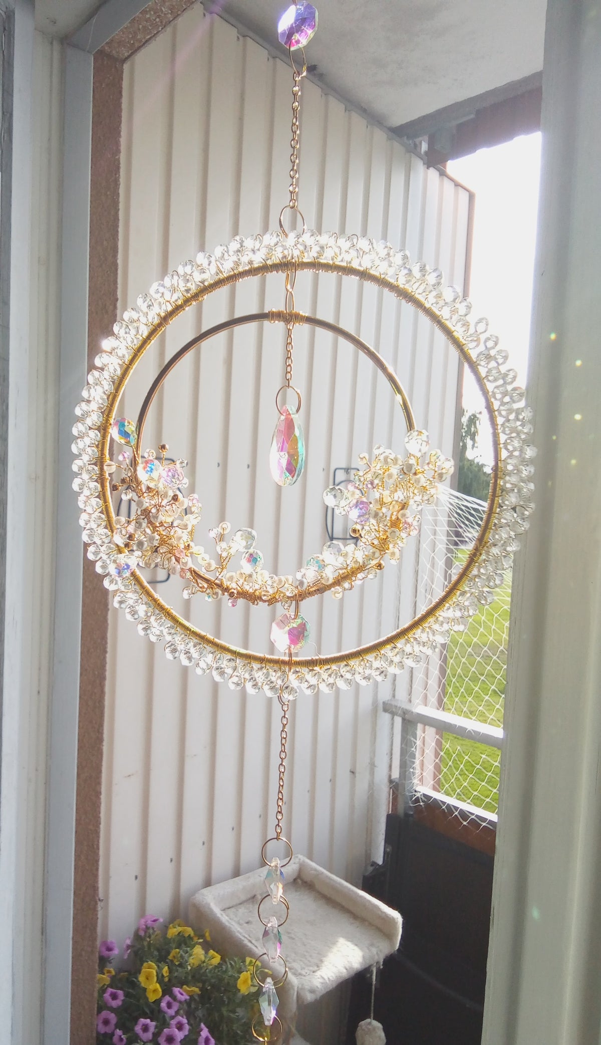 Handgjord Suncatcher – Dubbla Guldcirklar med Iriserande Kristaller