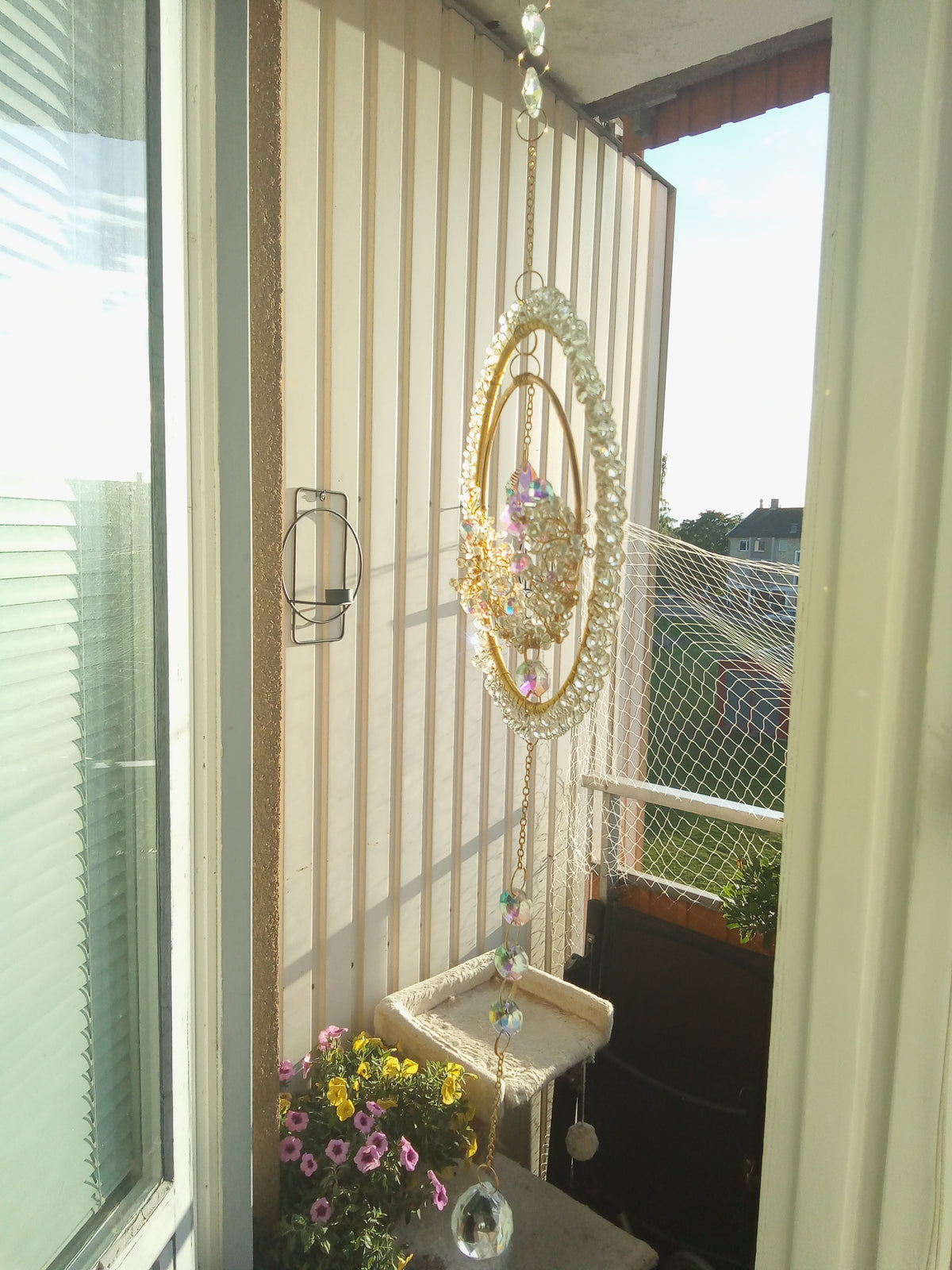 Handgjord Suncatcher – Dubbla Guldcirklar med Iriserande Kristaller