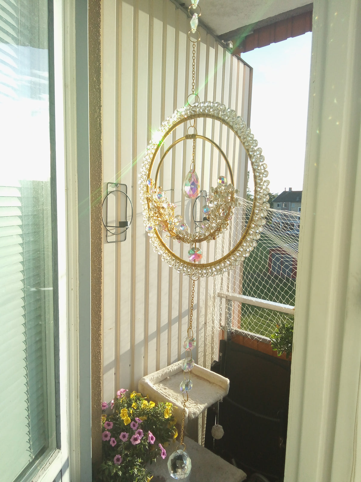 Handgjord Suncatcher – Dubbla Guldcirklar med Iriserande Kristaller