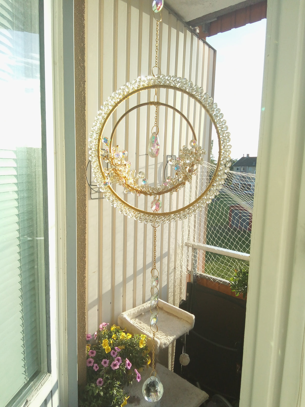 Handgjord Suncatcher – Dubbla Guldcirklar med Iriserande Kristaller
