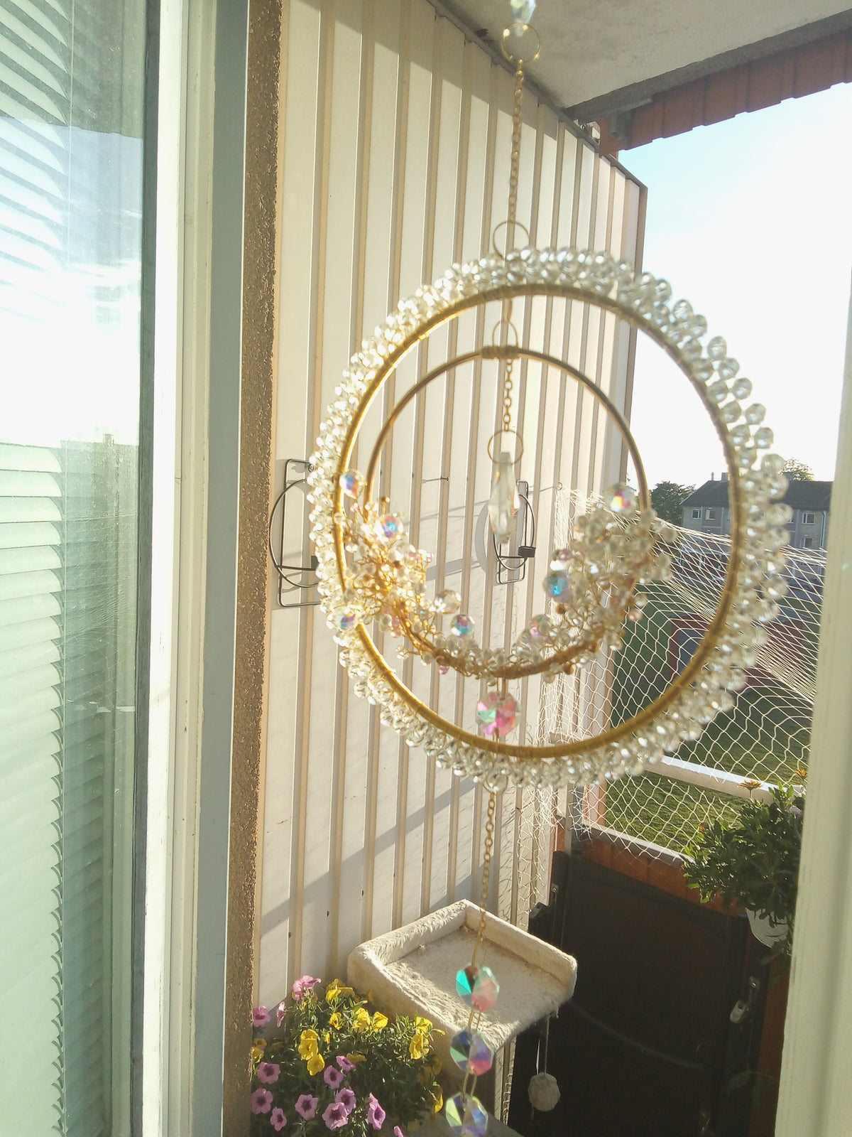 Handgjord Suncatcher – Dubbla Guldcirklar med Iriserande Kristaller