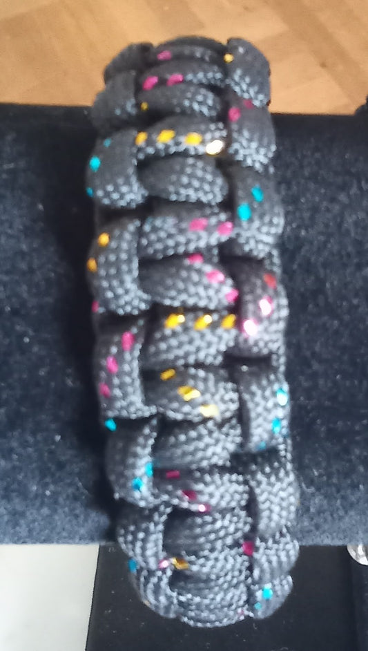 Handgjort Paracord-armband – Svart med Färgglada Prickar