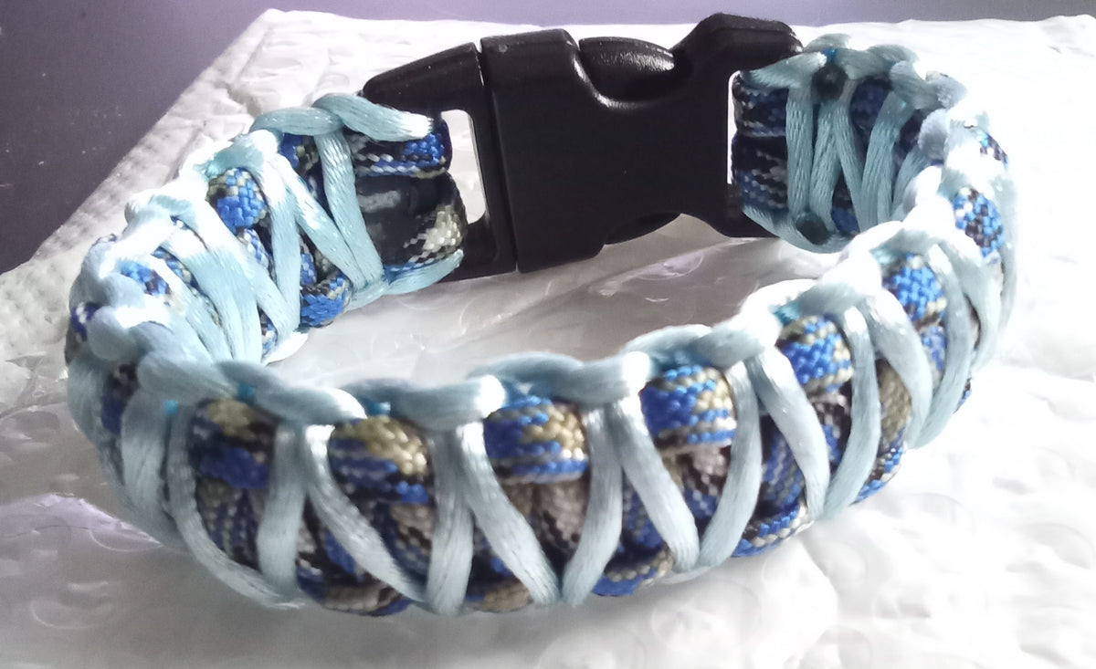Handgjort Paracord-armband – Camo & Ljusblå