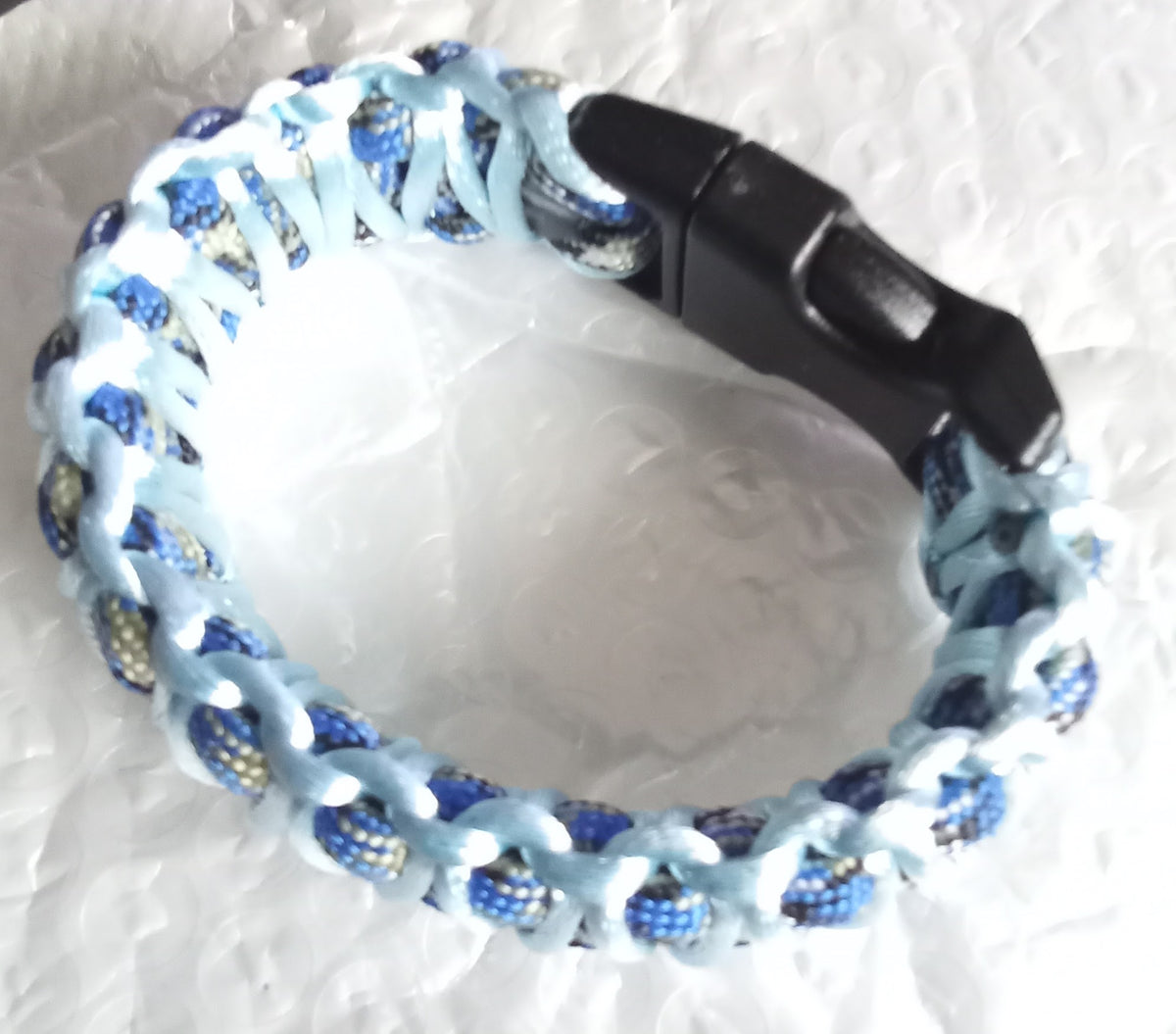 Handgjort Paracord-armband – Camo & Ljusblå