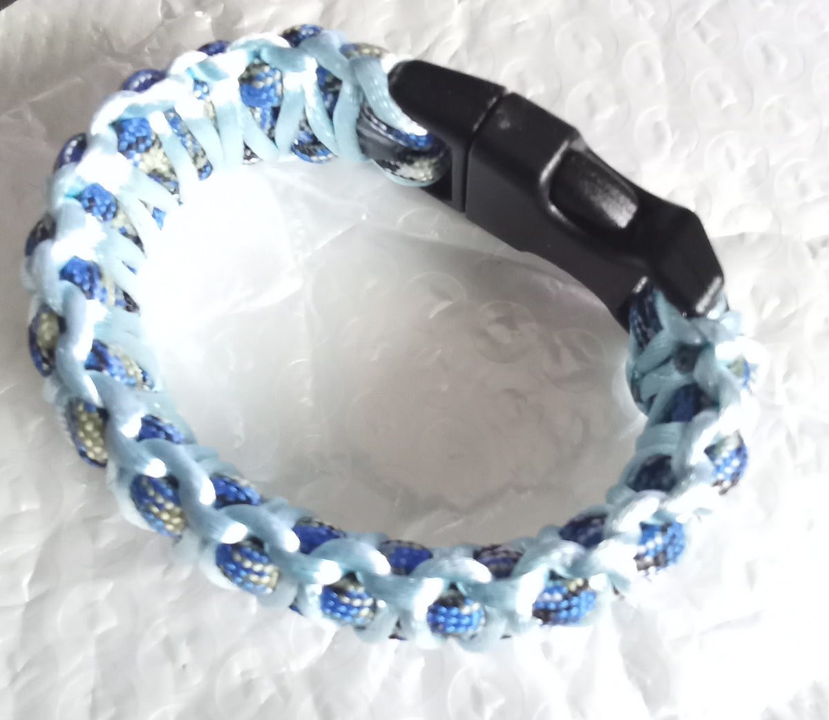 Handgjort Paracord-armband – Camo & Ljusblå