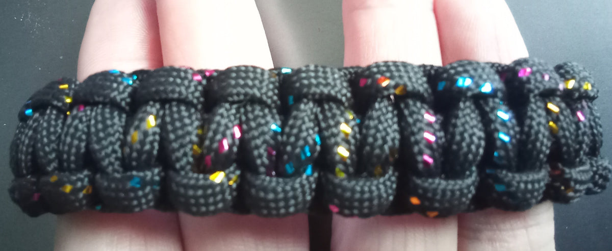 Handgjort Paracord-armband – Svart med Färgglada Prickar