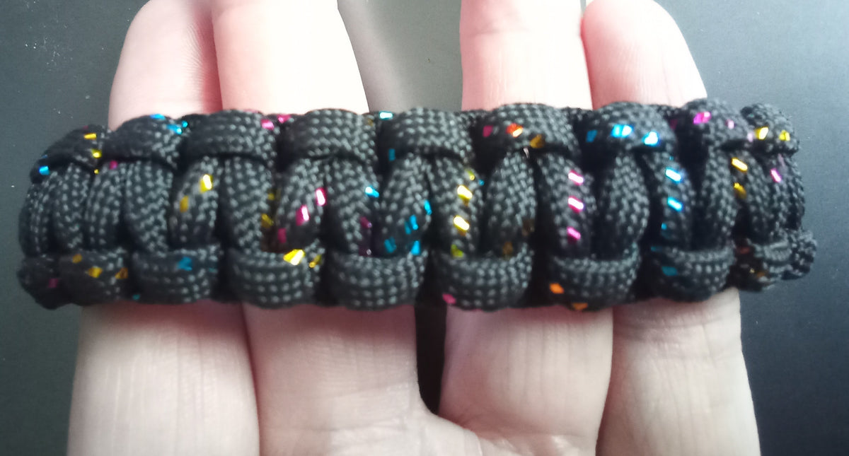 Handgjort Paracord-armband – Svart med Färgglada Prickar