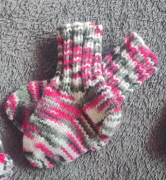 Handstickad Mössa och Halsduk Set - Rosa, Grå och Vit (0-3 månader)