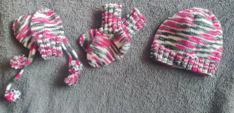 Handstickad Mössa och Halsduk Set - Rosa, Grå och Vit (0-3 månader)
