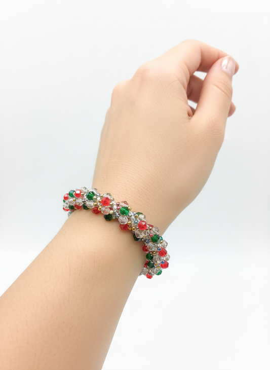 Armband på arm, vit bakgrund