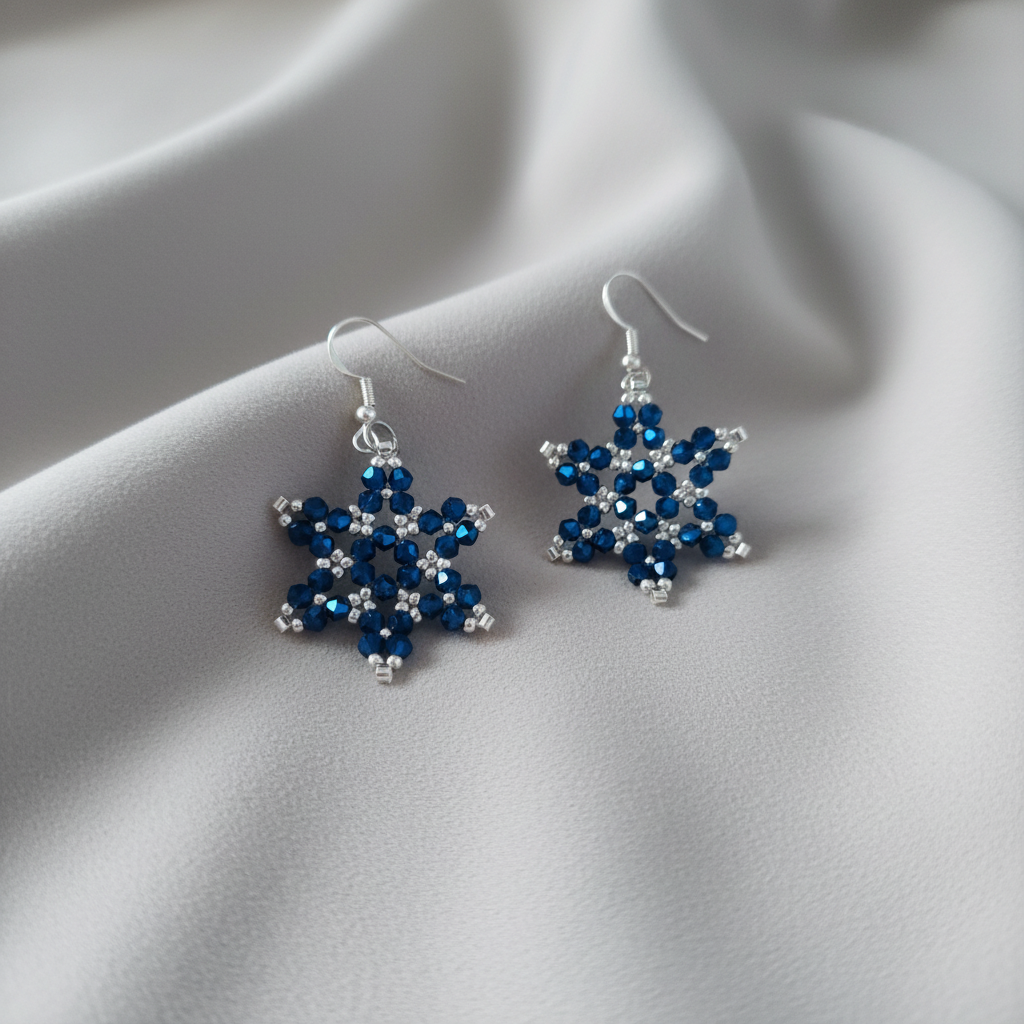 Blå snöflingsörhängen med ny bakgrund