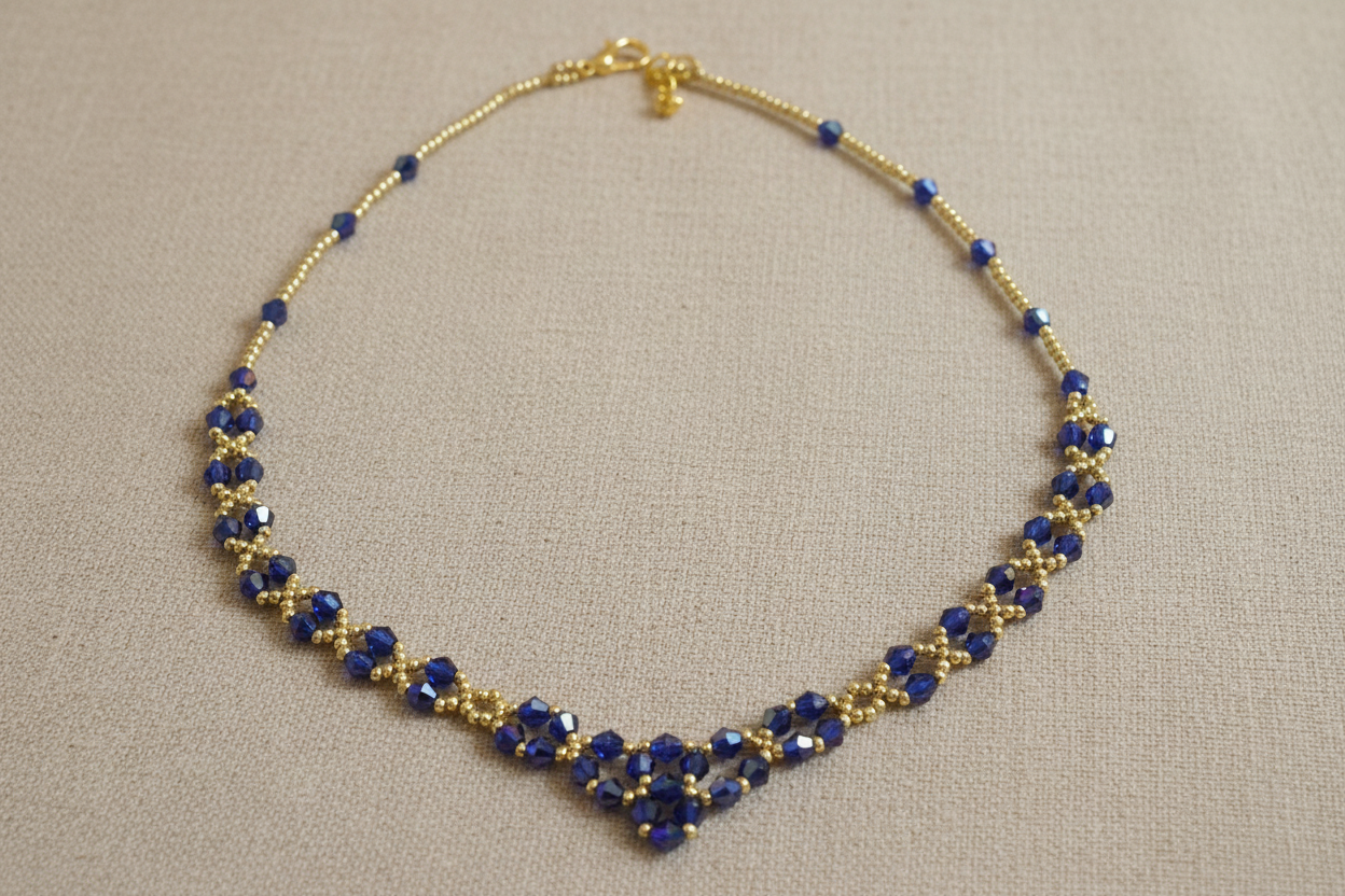 Blått kristallhalsband med beige bakgrund
