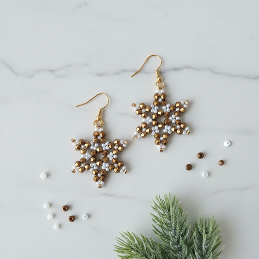 Brons snöflingsörhängen med marmorbakgrund