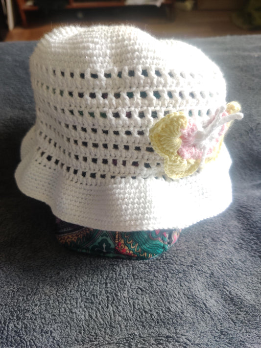 Handvirkad Babyhatt med Fjärilsdekor - 4-6 månader