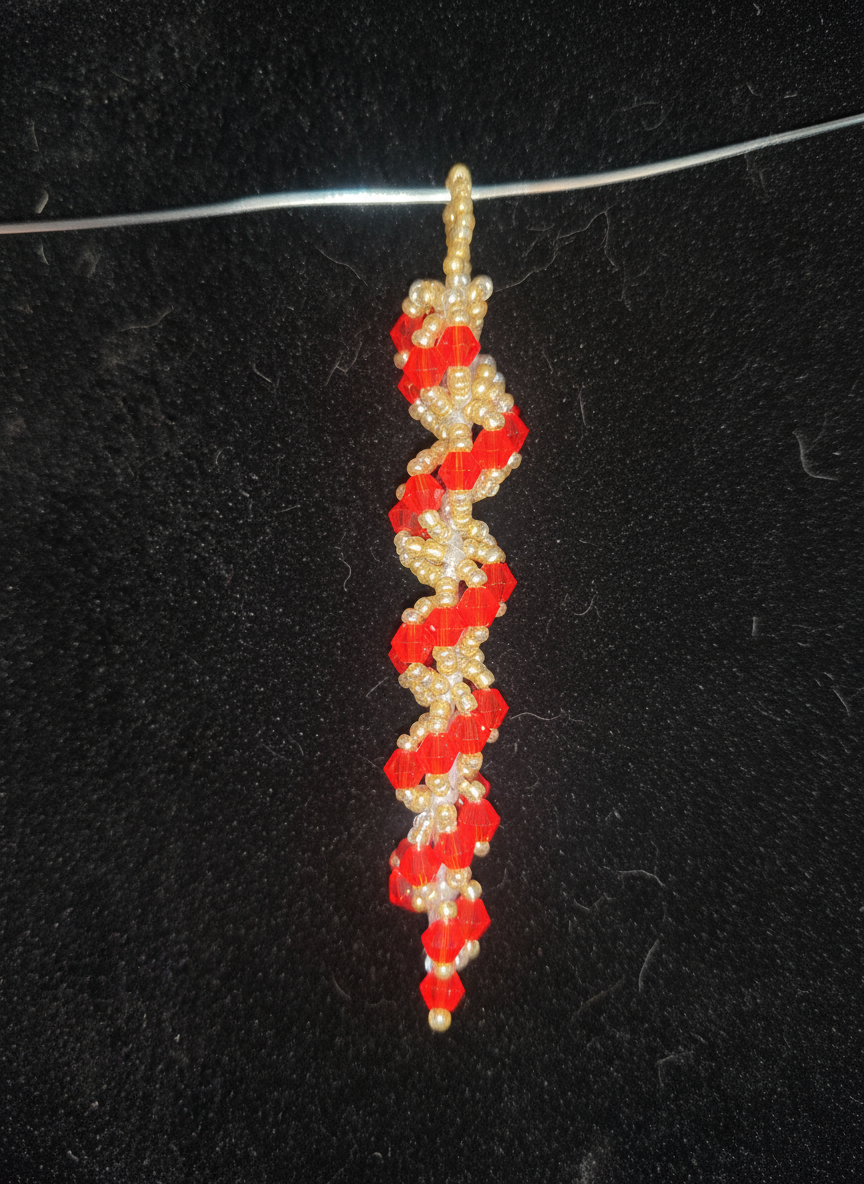 En röd och guld istapp