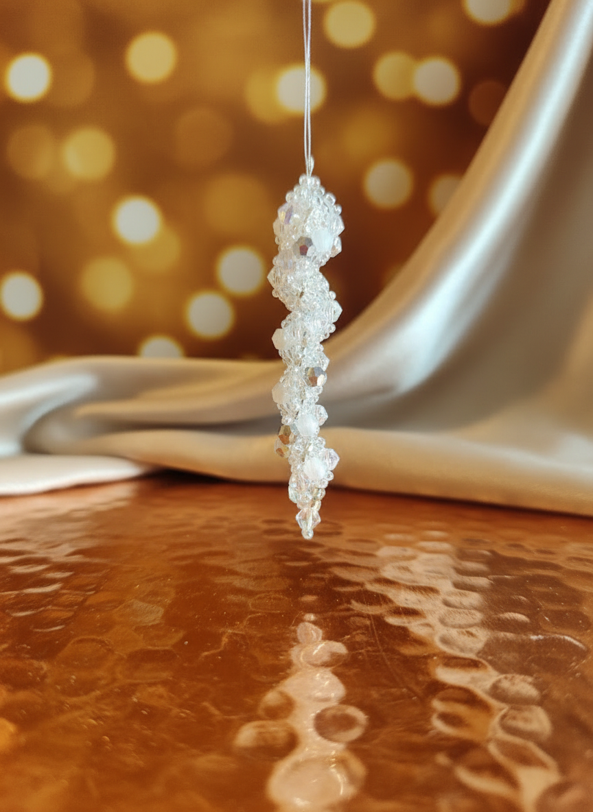 Kristall-istapp med guldtonad bakgrund