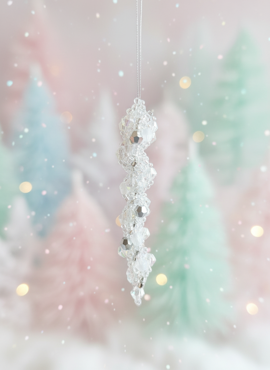 Kristall-istapp med pastellfärgad bakgrund