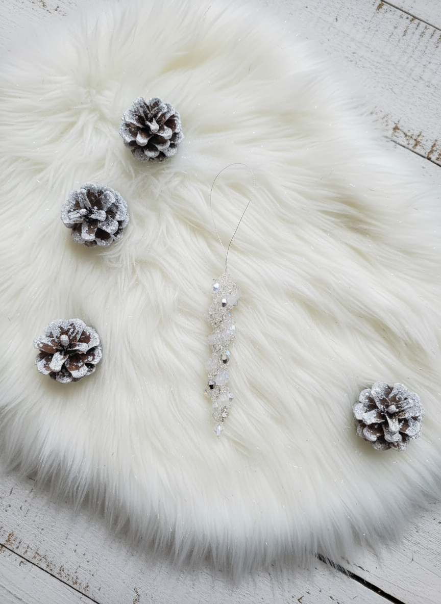 Kristall-istapp med ren vit vinterbakgrund