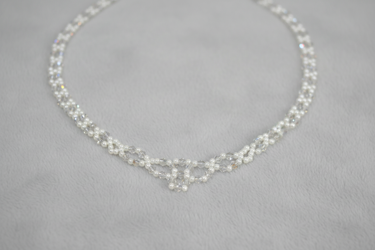 Kristall- och pärlhalsband med ljusgrå bakgrund