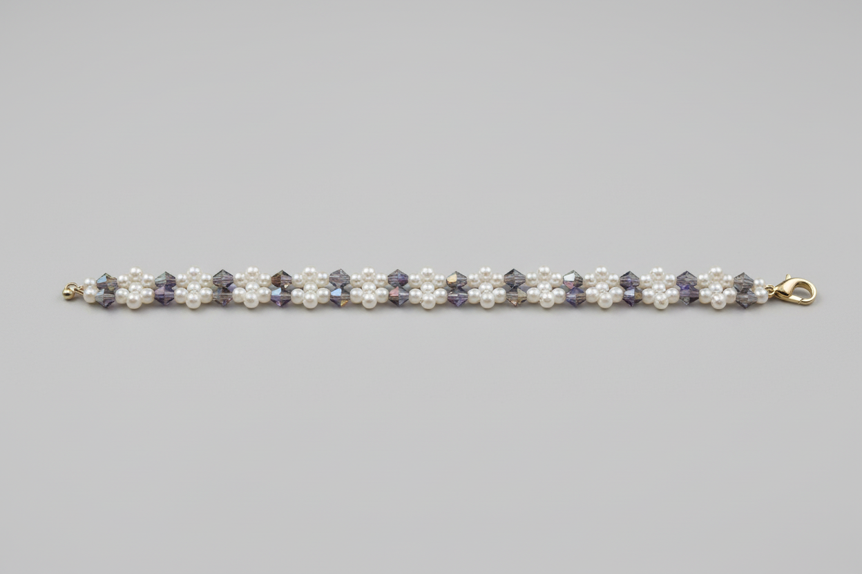 Pärlarmband med ljusgrå bakgrund