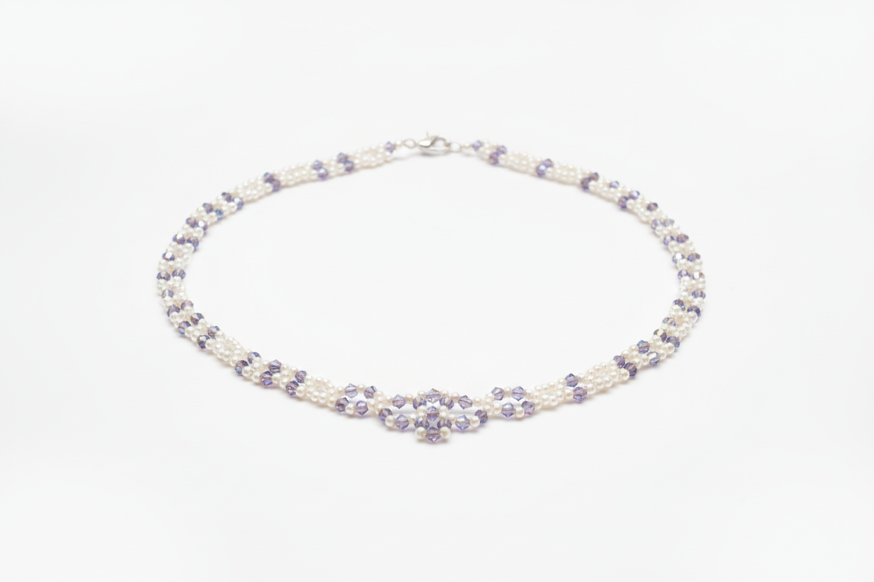 Pärlhalsband med vit bakgrund