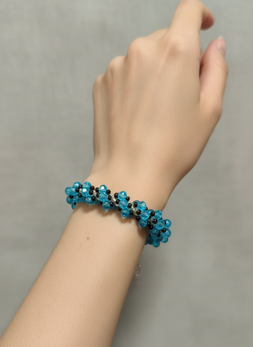 Turkost armband på handled