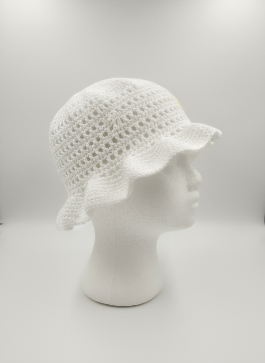 Virkad barnhatt med fjäril i fokus